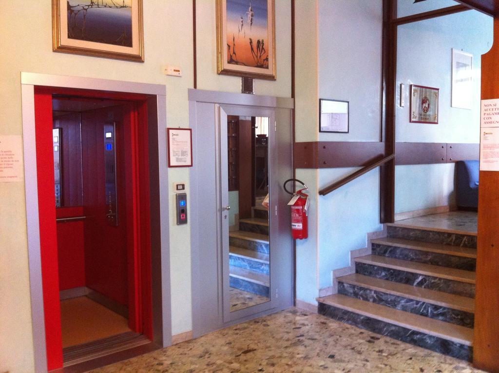 Hotel Britannia リド・ディ・イエゾロ エクステリア 写真